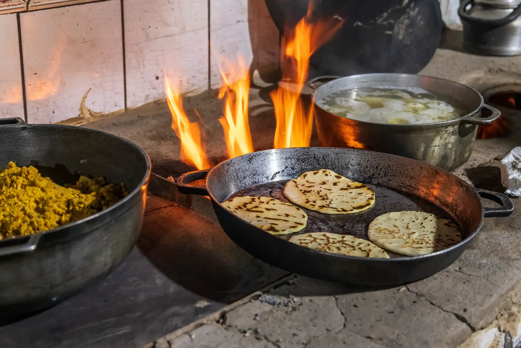Cocina y fogón tradicional a la leña en Casona Los Rodríguez