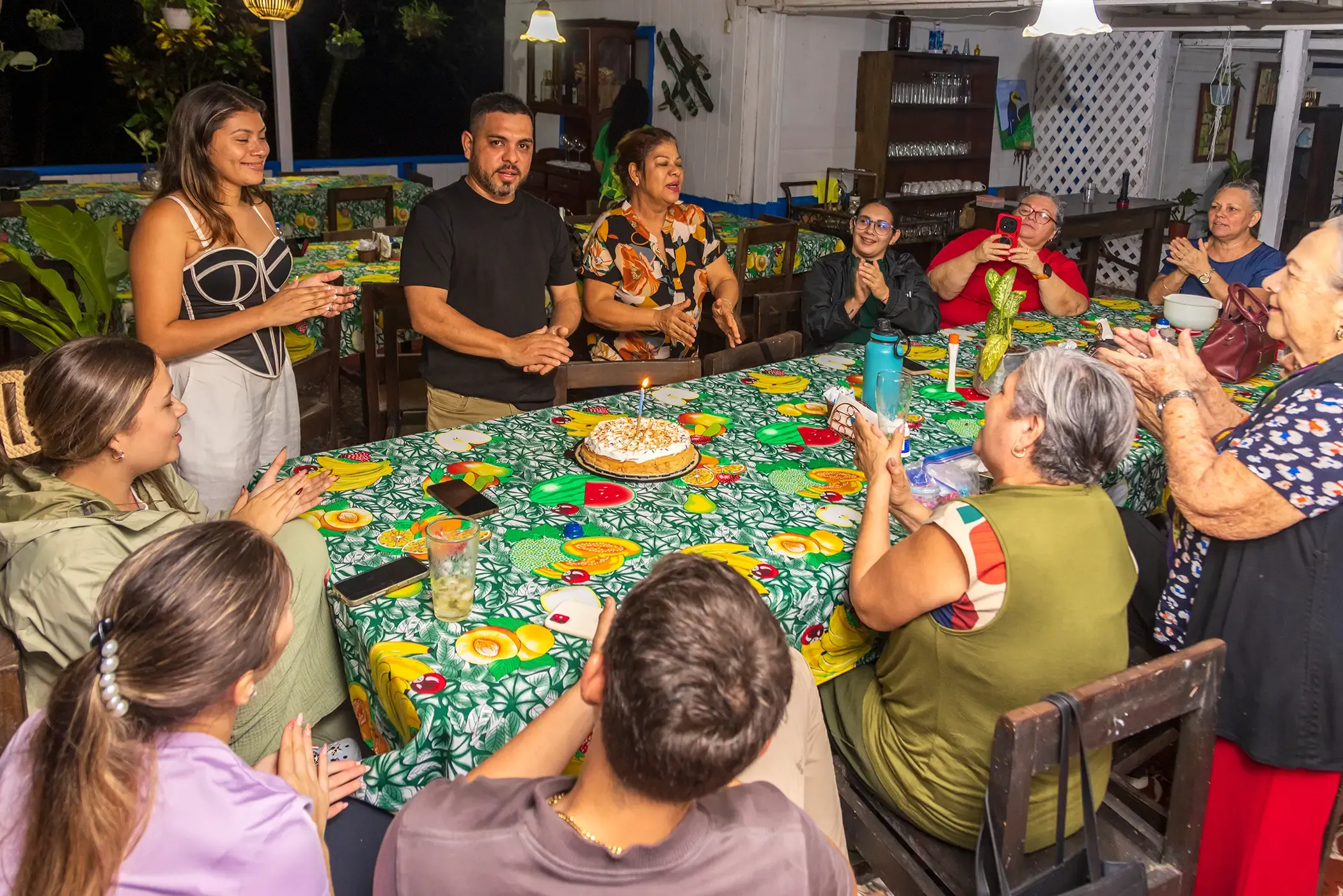 Familie genießt das Kulturerlebnis in der Casona