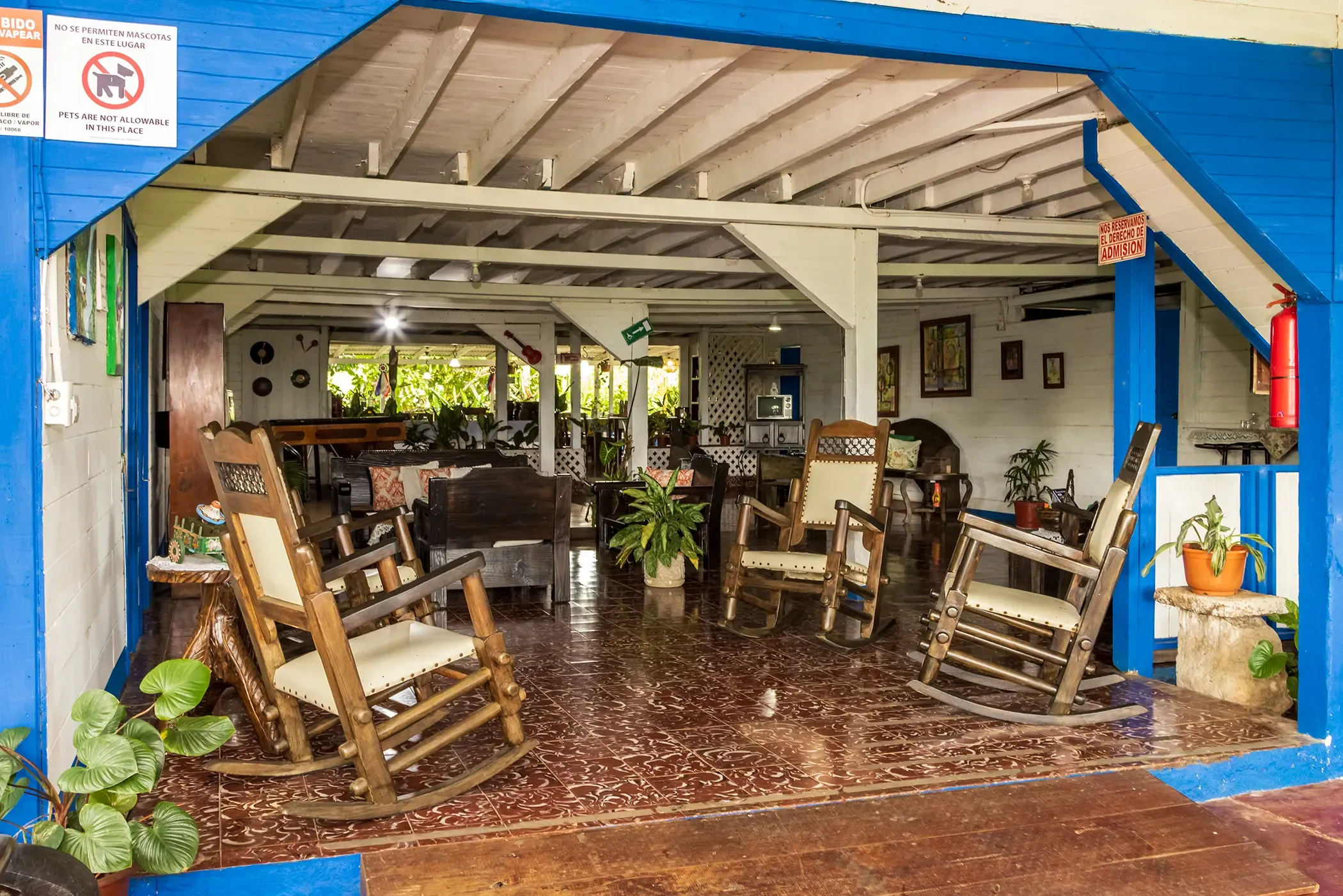 Eingang der Casona mit traditionellen Schaukelstühlen